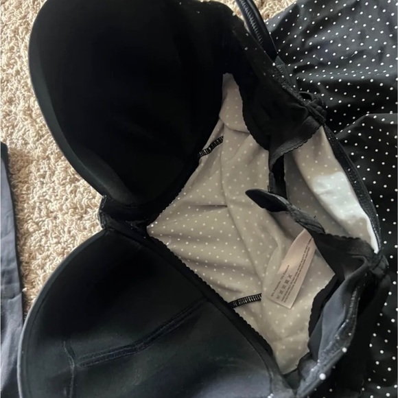 Top is size 32 J with underwire ( Fits like a D or DD)
Bottom is medium - Picture 3 of 4